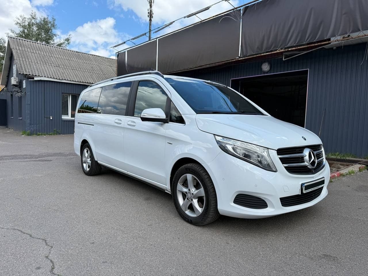 Mercedes-Benz V-Class-hover